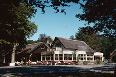 849899 Gezicht op het café-restaurant De Pyramide van Austerlitz (Zeisterweg 98) te Woudenberg.